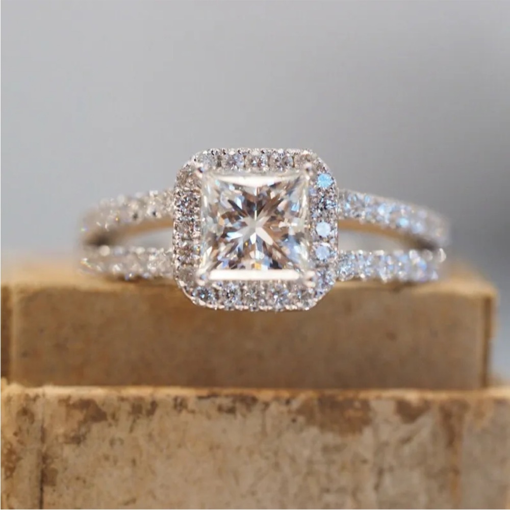 Elegant Cubic Zirconia 925 Silver Ring Size 9